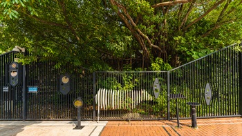 围栏上以金属片形成猪、牛等有趣造型，以展示当年屠房的情况。